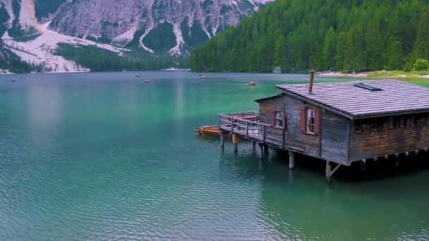 Krásná krajina Braies Lake Lago di Braies romantické místo s dřevěným mostem a lodí na alpském jezeře, Alpy, Dolomity, Itálie, Evropa — Stock video