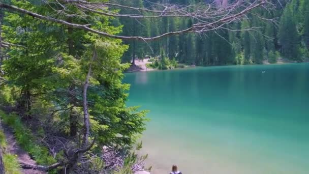 Schöne Landschaft des Pragser Sees romantischer Ort mit Holzbrücke und Booten auf dem Alpensee, Alpen, Dolomiten, Italien, Europa — Stockvideo