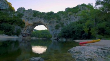 Ardeche France Pont d Arc, Ardeche France sahilindeki çift, Fransa 'nın Ardeche kanyonundaki Vallon Pont Darc' taki Narural kemerini görüyor.