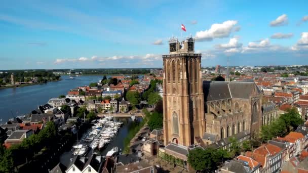 Дордрехт Нидерланды, вид старого города Дордрехт со зданиями церквей и каналов в Нидерландах — стоковое видео