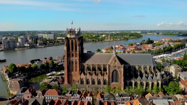 Dordrecht Κάτω Χώρες, ορίζοντας της παλιάς πόλης της Dordrecht με κτίρια εκκλησιών και καναλιών στις Κάτω Χώρες — Αρχείο Βίντεο