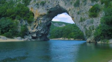 Ardeche France Pont d Arc, Ardeche France 'da nehir kıyısındaki sahil, Fransa' nın Ardeche kanyonundaki Vallon Pont Darc 'ta Narural kemeri manzarası