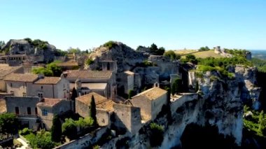 Les Baux de Provence köyü, kaya oluşumunda ve kalesinde. Fransa, Avrupa