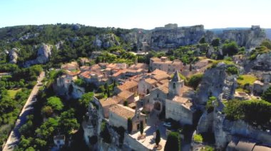 Les Baux de Provence köyü, kaya oluşumunda ve kalesinde. Fransa, Avrupa