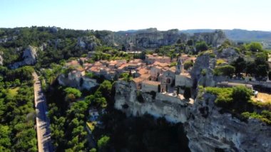 Les Baux de Provence köyü, kaya oluşumunda ve kalesinde. Fransa, Avrupa