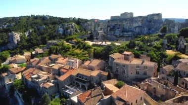 Les Baux de Provence köyü, kaya oluşumunda ve kalesinde. Fransa, Avrupa