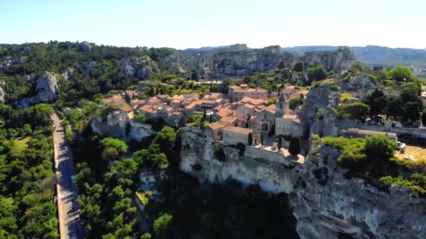 Aldeia Les Baux de Provence sobre a formação rochosa e seu castelo. França, Europa — Vídeo de Stock