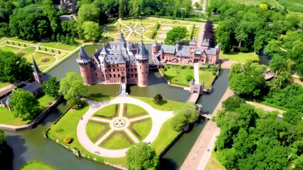 Oude historische tuin bij Kasteel de Haar Nederland Utrecht op een stralende zomerdag, — Stockvideo