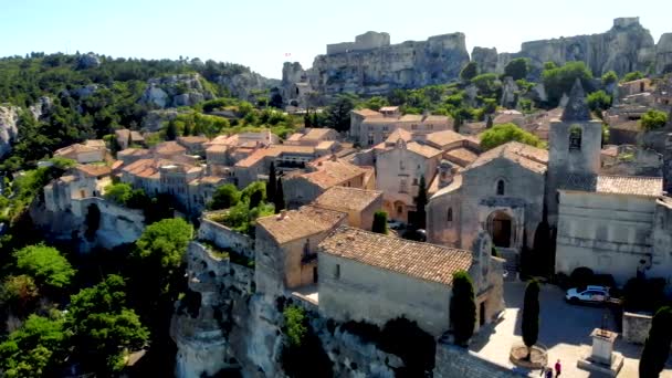 Les Baux de Provence pueblo en la formación de rocas y su castillo. Francia, Europa — Vídeos de Stock