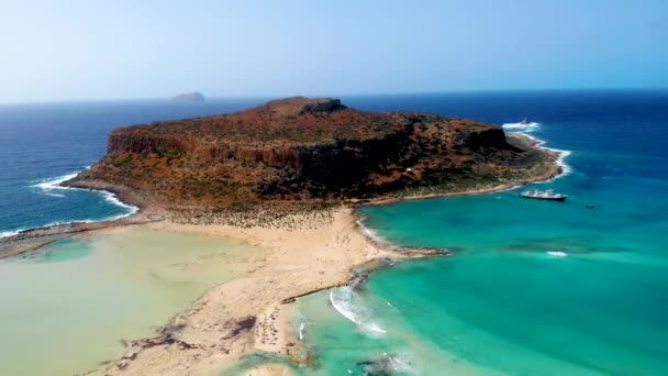 Creta Grecia, laguna Balos en la isla de Creta, Grecia. Turistas relajarse y bañarse en aguas cristalinas de la playa de Balos. — Vídeo de stock