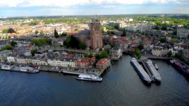 Dordrecht Hollanda, Hollanda 'da kilise ve kanal binaları olan eski Dordrecht şehrinin ufuk çizgisi.