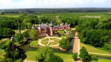 Hollanda Şatosu 'ndaki tarihi bahçe Utrecht' in aydınlık bir yaz gününde, 