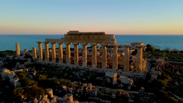 Selinunte, Temple, Sicilya, İtalya, Selinunte Sicilya arkeolojik sahasında gün batımı — Stok video