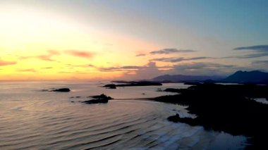 Tofino Vancouver Adası Pasifik kıyıları, Kanada, Tofino Vancouver Adası 'nda sisli plajda güzel bir gün batımı.