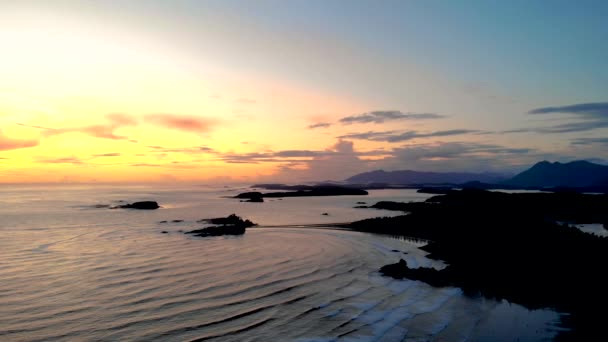 Tofino Vancouver Island Pacific rim coast, Canada, magnifique coucher de soleil sur la plage avec brouillard à Tofino Vancouver Island Canada — Video