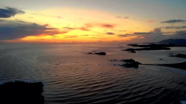Tofino Vancouver Adası Pasifik kıyıları, Kanada, Tofino Vancouver Adası 'nda sisli plajda güzel bir gün batımı.