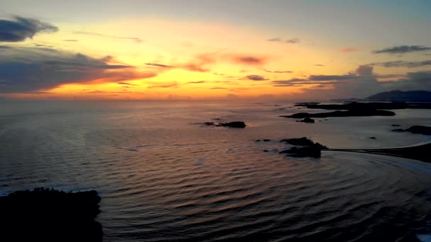 Тихоокеанське узбережжя острова Тофіно (Канада), чудовий захід сонця на пляжі з туманом на острові Тофіно Ванкувер (Канада). — стокове відео