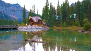 Emerald Lake, Kanada Yoho Ulusal Parkı, Emerald Lake ve Tea House, Near Field, British Columbia, Yoho Ulusal Parkı, Kanada Burgess Dağı 'nın suya yansıdığı görülebilir.