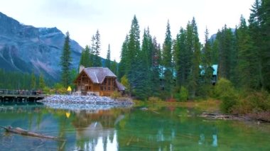 Emerald Lake, Kanada Yoho Ulusal Parkı, Emerald Lake ve Tea House, Near Field, British Columbia, Yoho Ulusal Parkı, Kanada Burgess Dağı 'nın suya yansıdığı görülebilir.