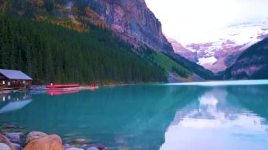 Louise Gölü Kanada Dağları Ulusal Parkı, Güzel sonbahar manzaralı ikonik Louise Gölü Alberta Kanada 'nın Rocky Dağları' ndaki Banff Ulusal Parkı