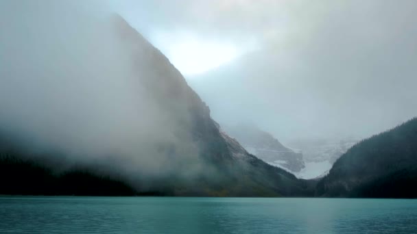 加拿大路易丝湖洛基斯班夫国家公园，加拿大艾伯塔省洛基山脉班夫国家公园中标志性的路易丝湖美丽的秋天风景 — 图库视频影像