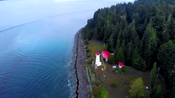 Vancouver Island, Canada, Quadra Island vecchio faro storico a Cape Mudge coppia in impermeabile giallo durante la tempesta dalla costa — Video Stock