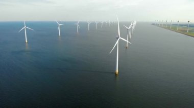 Okyanustaki yel değirmeni parkı, yeşil enerji üreten yel değirmeni türbinlerinin insansız hava görüntüsü, Hollanda 'da denizde izole edilmiş yel değirmenleri.