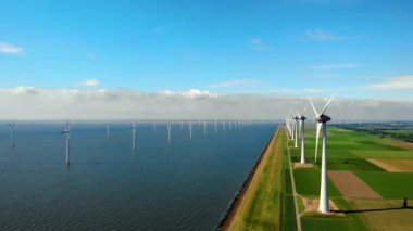 Okyanustaki yel değirmeni parkı, yeşil enerji üreten yel değirmeni türbinlerinin insansız hava görüntüsü, Hollanda 'da denizde izole edilmiş yel değirmenleri.