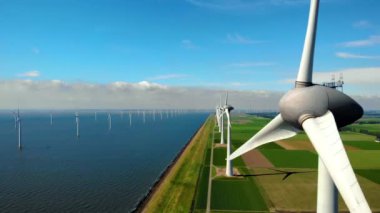 Okyanustaki yel değirmeni parkı, yeşil enerji üreten yel değirmeni türbinlerinin insansız hava görüntüsü, Hollanda 'da denizde izole edilmiş yel değirmenleri.