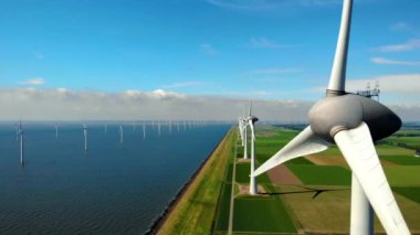 Okyanustaki yel değirmeni parkı, yeşil enerji üreten yel değirmeni türbinlerinin insansız hava görüntüsü, Hollanda 'da denizde izole edilmiş yel değirmenleri.