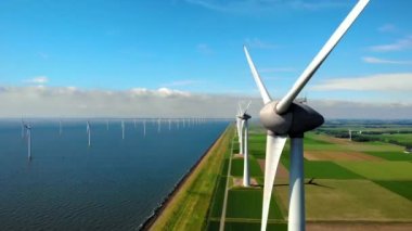 Okyanustaki yel değirmeni parkı, yeşil enerji üreten yel değirmeni türbinlerinin insansız hava görüntüsü, Hollanda 'da denizde izole edilmiş yel değirmenleri.