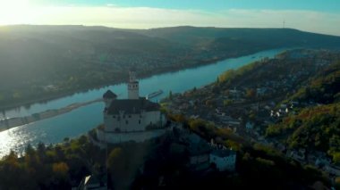 Marksburg Şatosu sonbahar mevsiminde, dağda romantik beyaz kale gün batımında Braubach Almanya orta Ren Vadisi 