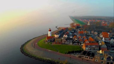 Urk Flevoland Hollanda, eski Urk köyünde güneşli bir gün. Limanda balıkçı tekneleri var.