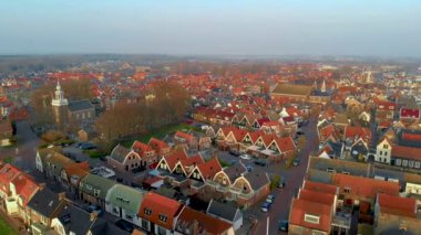 Urk Flevoland Hollanda, eski Urk köyünde güneşli bir gün. Limanda balıkçı tekneleri var.