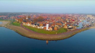 Urk Flevoland Hollanda, eski Urk köyünde güneşli bir gün. Limanda balıkçı tekneleri var.