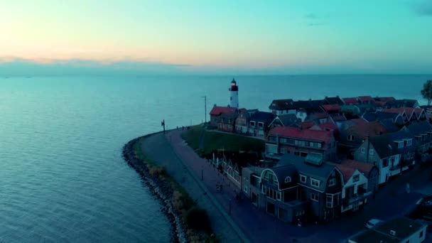 ウルク・フレヴォランド港で漁船とウルクの古い村で晴れた日オランダ — ストック動画