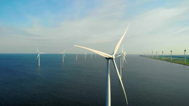 Windmühlenpark im Meer, Drohnen-Luftaufnahme von Windkraftanlagen, die grüne Energie erzeugen, Windmühlen isoliert auf See in den Niederlanden — Stockvideo