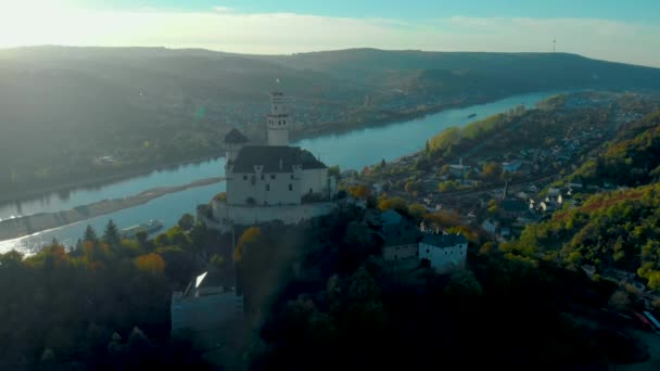 Marksburský hrad během podzimní sezóny, romantický bílý hrad v horách při západu slunce Braubach Německo střední Rýnské údolí — Stock video