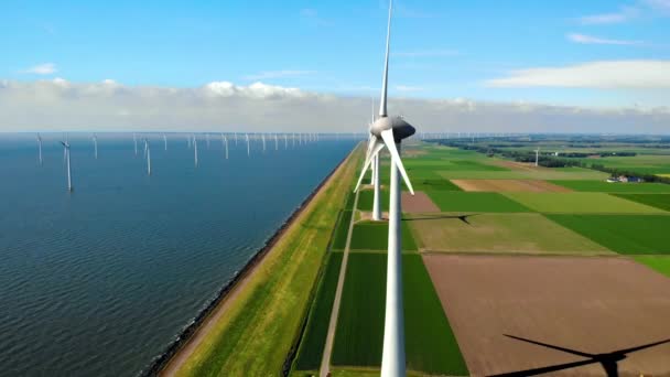 Windmolenpark in de oceaan, drone antenne van windmolens die groene energie opwekken, windmolens geïsoleerd op zee in Nederland — Stockvideo