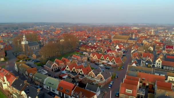 Urk Flevoland Holanda um dia ensolarado na antiga aldeia de Urk com barcos de pesca no porto — Vídeo de Stock