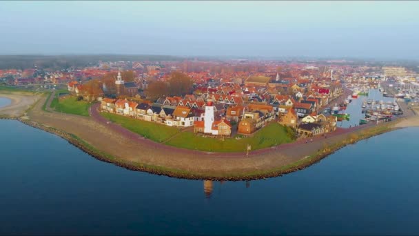 Urk Flevoland Hollanda, eski Urk köyünde güneşli bir gün. Limanda balıkçı tekneleri var. — Stok video