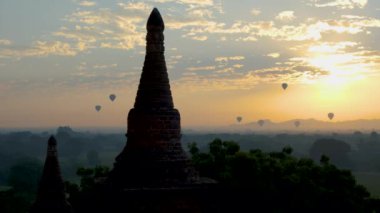 Bagan Myanmar, gün doğumunda Bagan Myanmar tapınakları, Sunrise Pagan Myanmar tapınağı ve pagoda tapınakları üzerinde sıcak hava balonu.