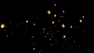 Loi Krathong ya da Yee Peng festivali için gökyüzünde Chiang Mai Tayland beyaz feneri