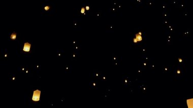 Loi Krathong ya da Yee Peng festivali için gökyüzünde Chiang Mai Tayland beyaz feneri