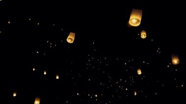 Loi Krathong ya da Yee Peng festivali için gökyüzünde Chiang Mai Tayland beyaz feneri