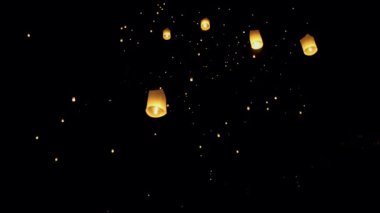 Loi Krathong ya da Yee Peng festivali için gökyüzünde Chiang Mai Tayland beyaz feneri
