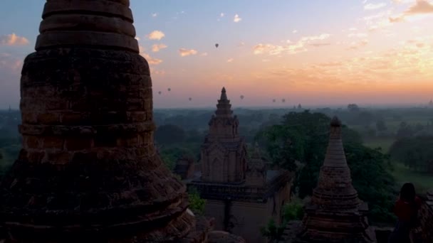 バガンミャンマー、バガンの寺院や塔の上の日の出の間の熱気球、日の出パガンミャンマーの寺院と塔 — ストック動画