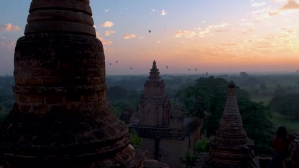 Bagan Myanmar, gün doğumunda Bagan Myanmar tapınakları, Sunrise Pagan Myanmar tapınağı ve pagoda tapınakları üzerinde sıcak hava balonu. — Stok video