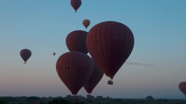 Bagan Myanmar, heteluchtballon tijdens zonsopgang boven tempels en pagodes van Bagan Myanmar, Sunrise Pagan Myanmar tempel en pagode — Stockvideo