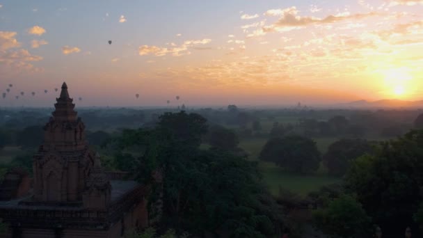 Bagan Myanmar, mongolfiera durante Sunrise sopra templi e pagode di Bagan Myanmar, Sunrise Pagan Myanmar tempio e pagoda — Video Stock